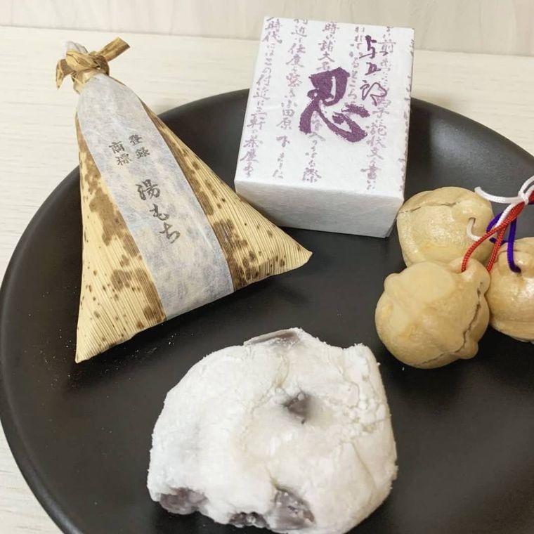 黒い器にのったちもとの湯もちのパッケージと中身