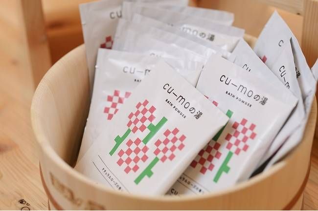 カゴに入った入浴剤cumoの湯