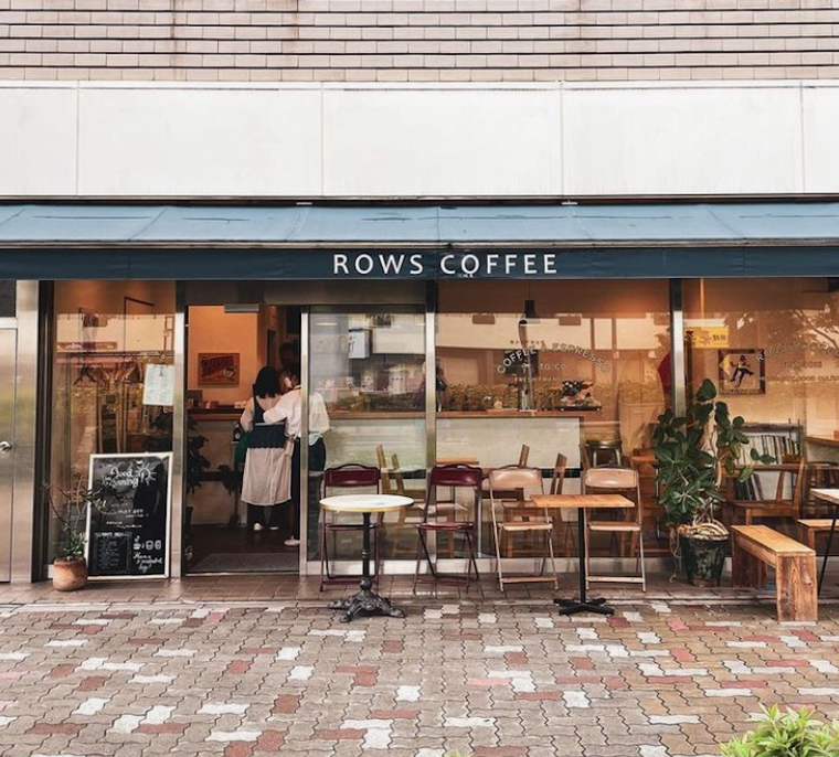 青い屋根に白文字で書かれた屋号、テラス席とガラス張りの外観