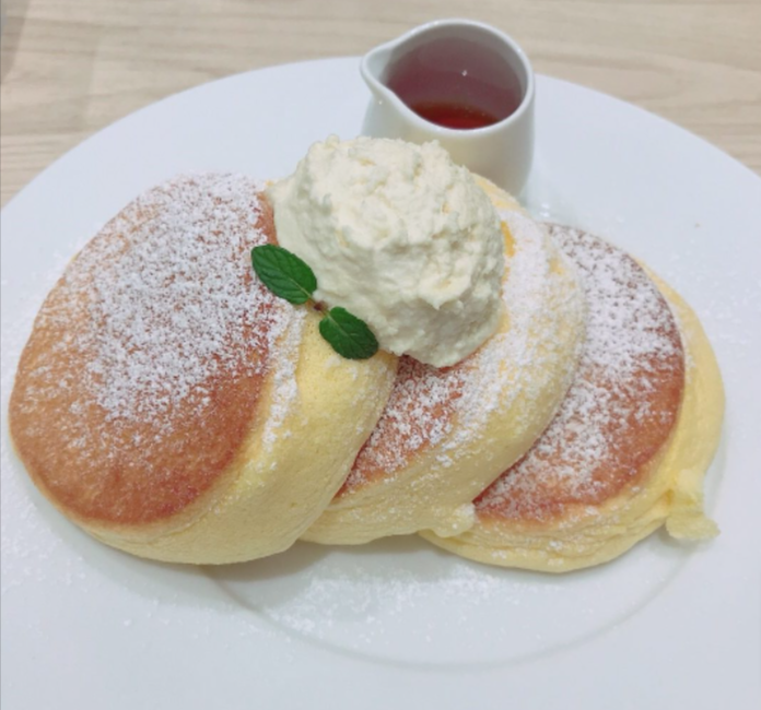 白いお皿に3枚のパンケーキがのっている