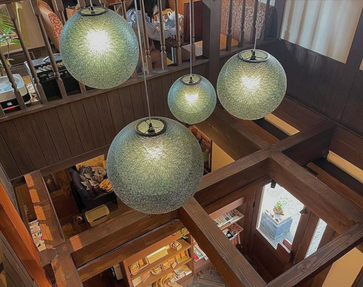 吹き抜けの店内に青色の照明が設置されている