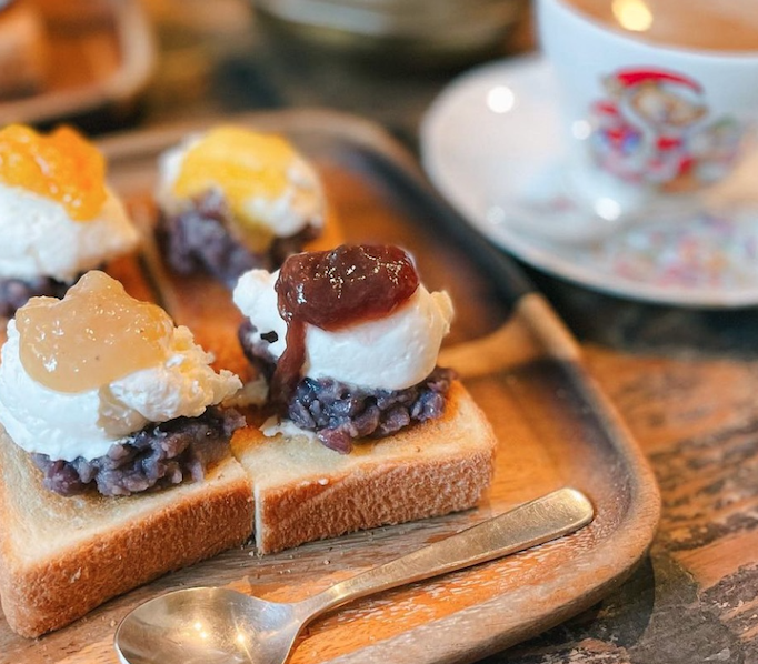 木のトレーにのった4つに切られ、クリーム、ジャム、あんこがのる小倉トースト