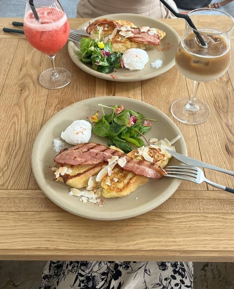 フレンチトーストにグリルベーコンをトッピングしたモーニングメニュー