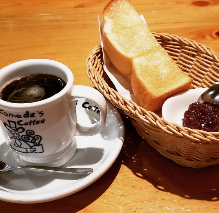 白いコーヒーカップに入ったコーヒーとトースト、小倉あん