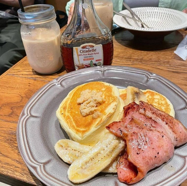 ESPRESSO D WORKS 名古屋のニューヨーカーパンケーキや調味料がならんだ様子