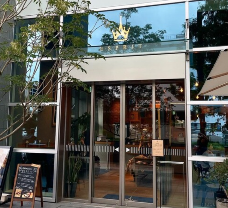 メニュー表、植木があるガラス張りの外観