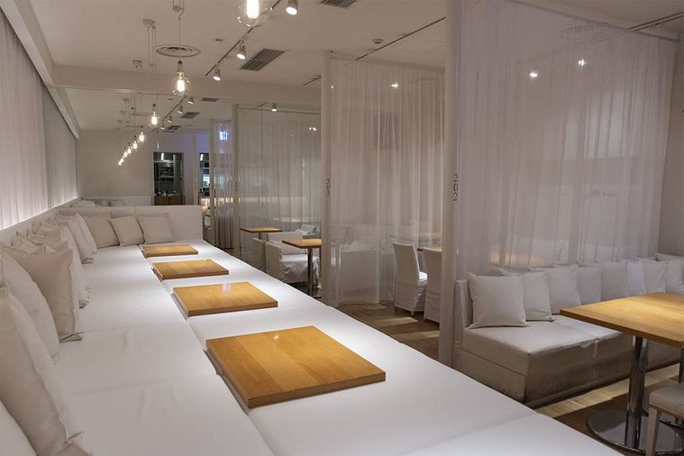 チャノマ 福岡の白を基調とした店内イメージ