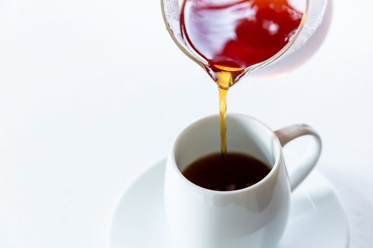 コーヒーを注いでいるところ