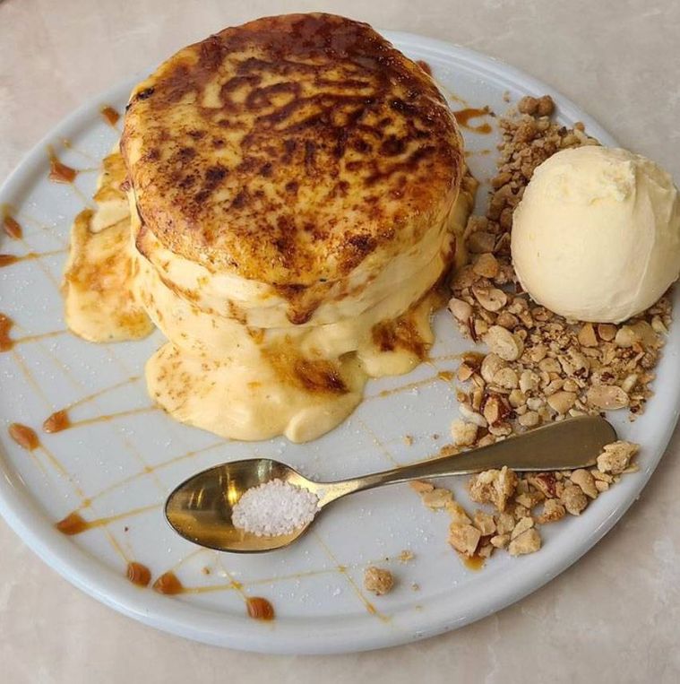 白いお皿に盛られた塩キャラメルとナッツのブリュレパンケーキ