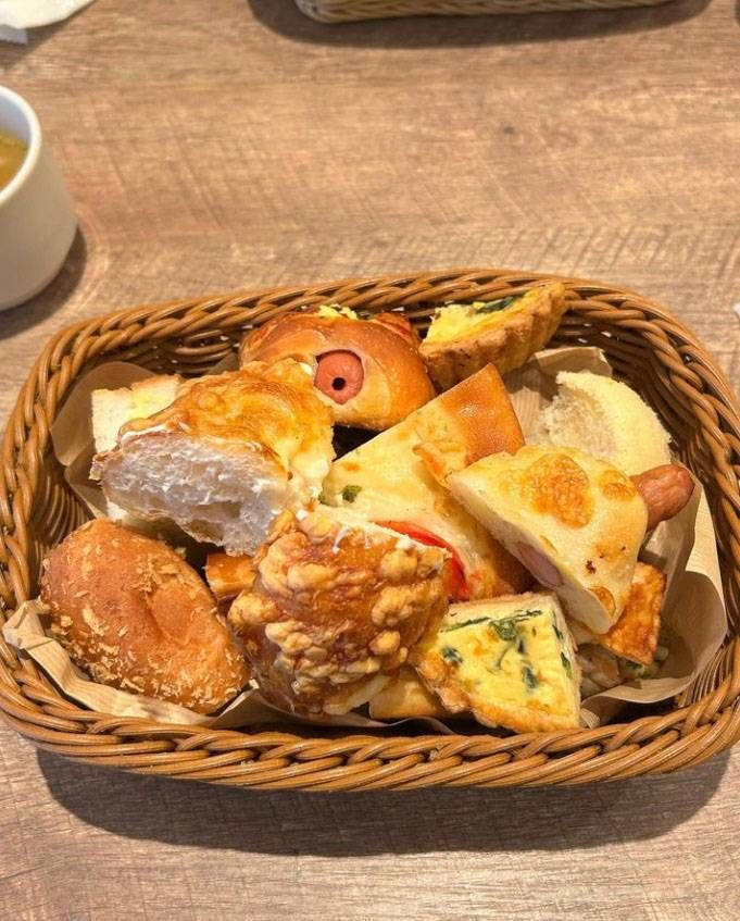 かごに盛られたパン食べ放題モーニングのパン