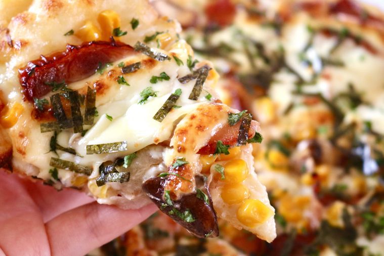 とろけるチーズのテリヤキチキンを手に持っている