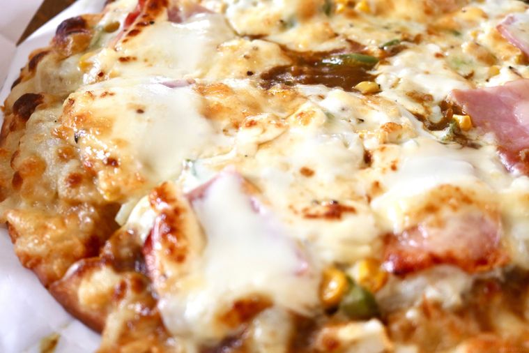 とろけるチーズのカレーモントレーのピザ