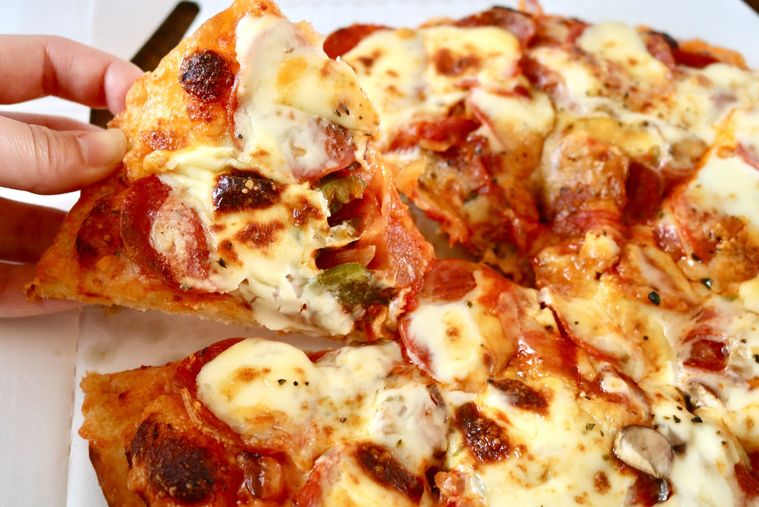 とろけるチーズのペパロニラバーを持っている様子