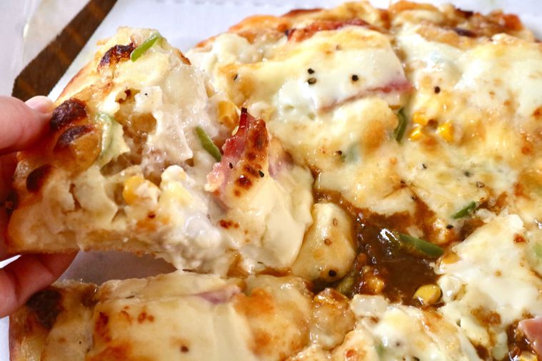 チーズたっぷりのピザ