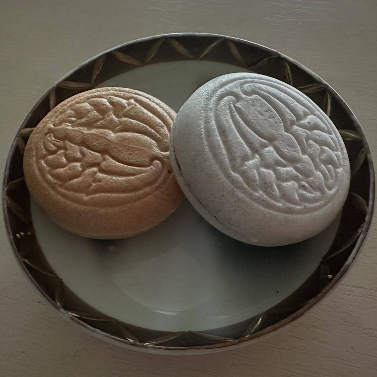 佐賀のお土産の鍋島さまが二種類並んでいる