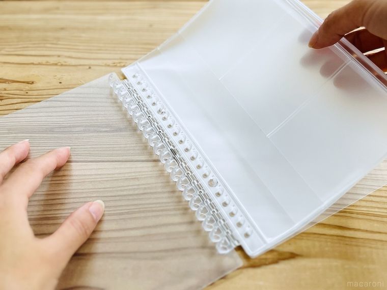 無印良品のリフィルノート 本体にリフィル類を綴じている様子