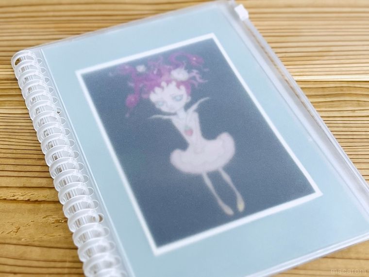 シール帳にポストカードを収納した様子