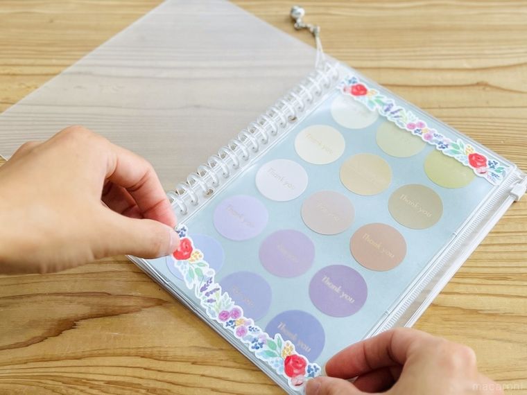 シール帳にマスキングテープを貼っている様子