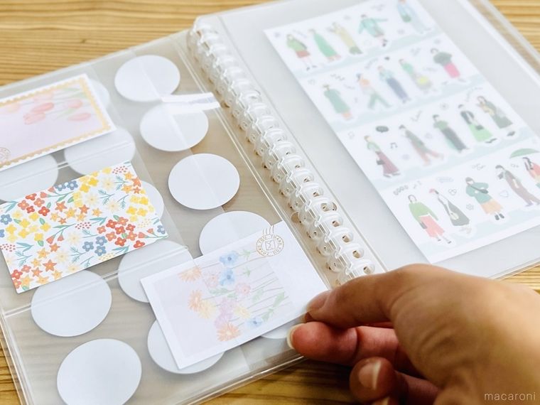 シール帳にシールを収納している様子