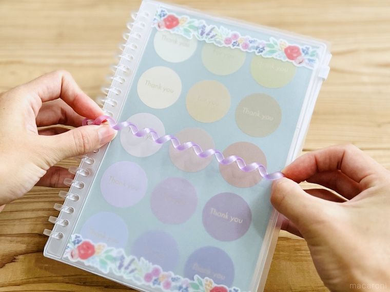 シール帳にゴムを付けている様子