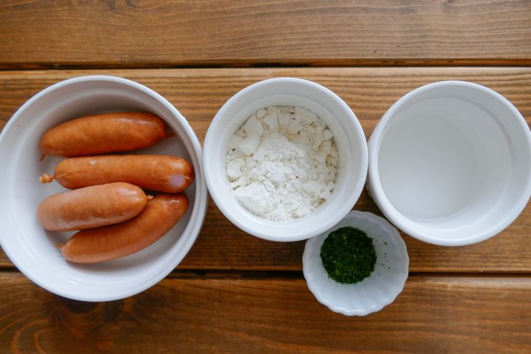 ウインナーの磯辺揚げの材料が並ぶ木製テーブル