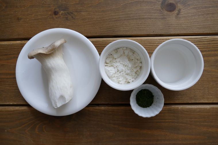 エリンギの磯辺揚げの材料が並ぶ木製テーブル