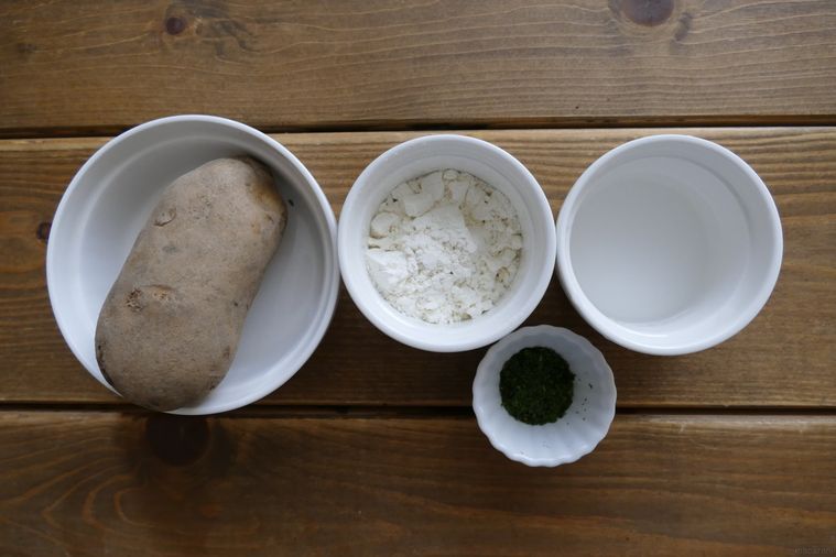 じゃがいもの磯辺揚げの材料が並ぶ木製テーブル