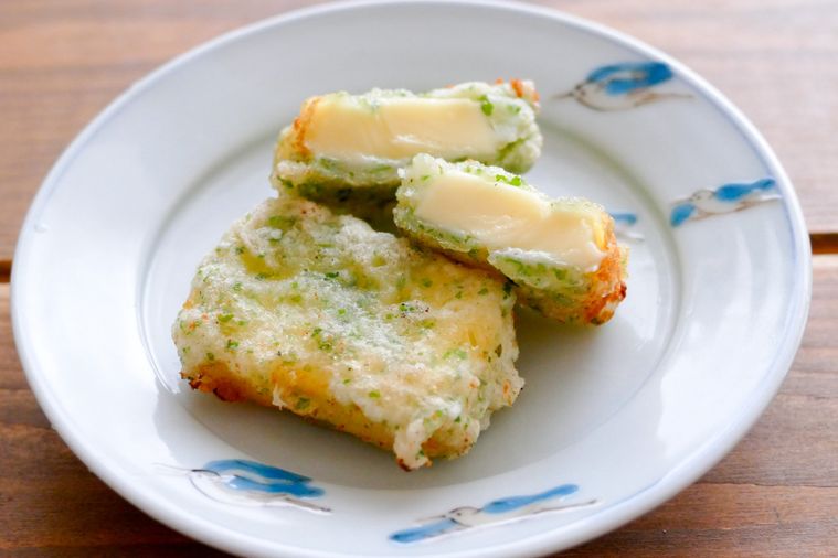 チーズの磯辺揚げの断面が見えるように盛り付けた小皿