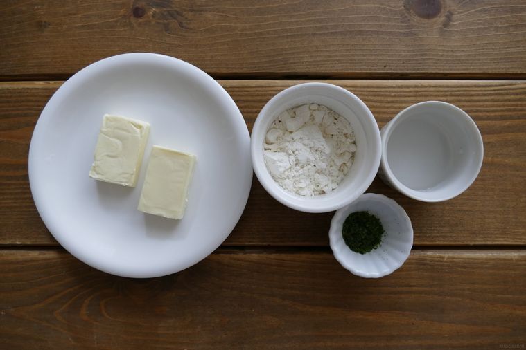 チーズの磯辺揚げの材料が並ぶ木製テーブル