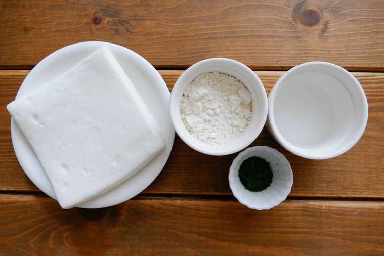 はんぺんの磯辺揚げの材料が並ぶ木製テーブル