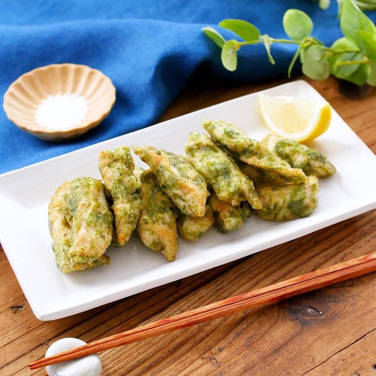 ささみの磯辺揚げをたくさん盛り付けた白い長皿