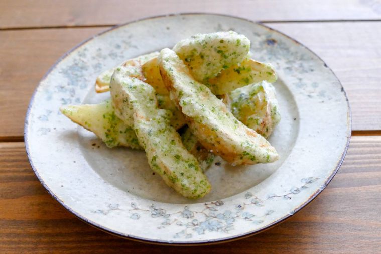 じゃがいもの磯辺揚げを盛り付けた皿