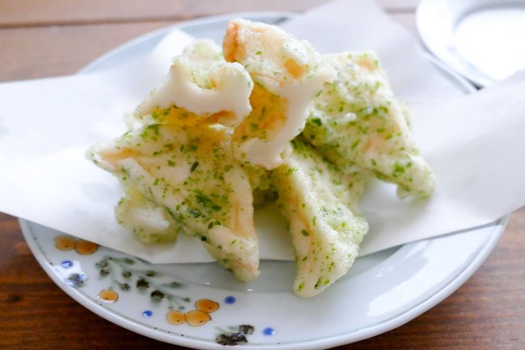 はんぺんの磯辺揚げをたくさん盛り付けた皿