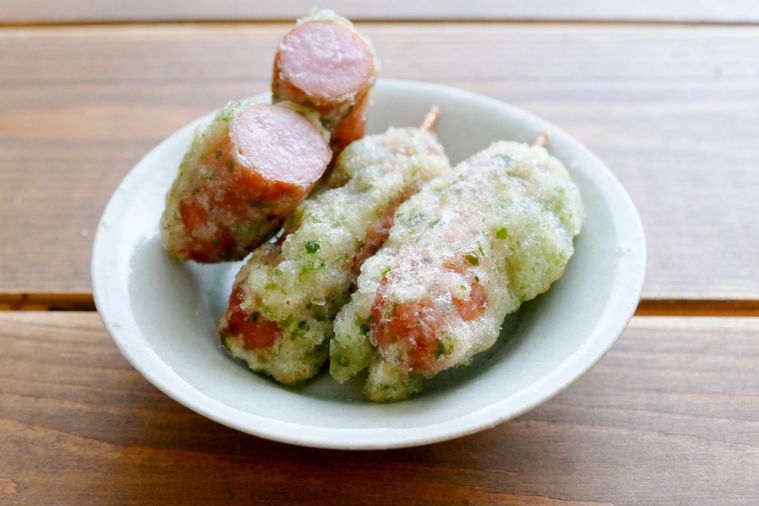 ウインナーの磯辺揚げの断面が見えるように盛り付けた小皿