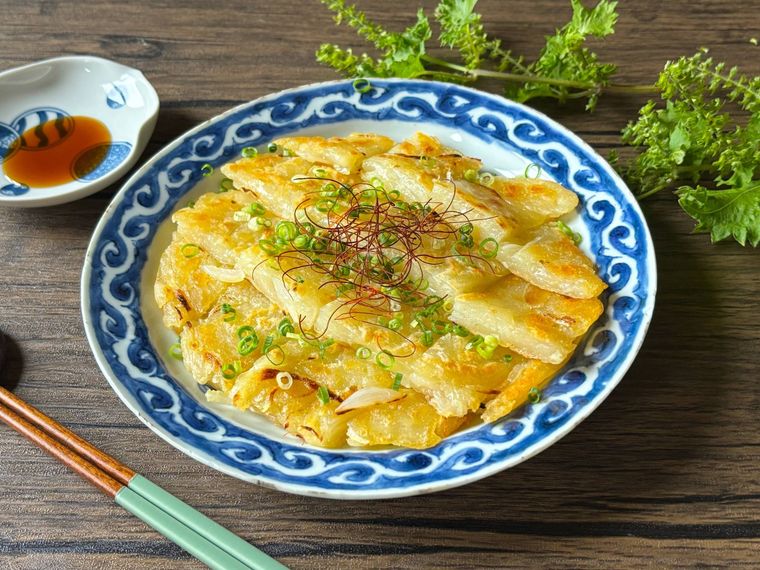 青色の模様の皿に盛られた玉ねぎとじゃがいものチヂミ