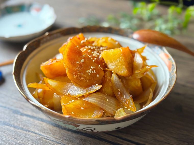 深皿に盛られたじゃがいもと玉ねぎの甘辛煮