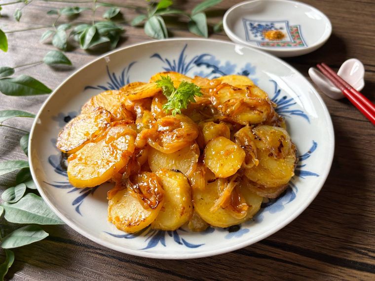 和皿に盛られたじゃがいもと玉ねぎのみそマヨ炒め