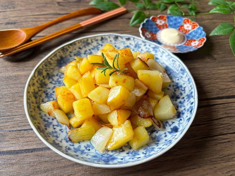 和皿に盛られたじゃがいもと玉ねぎのバターしょうゆ焼き