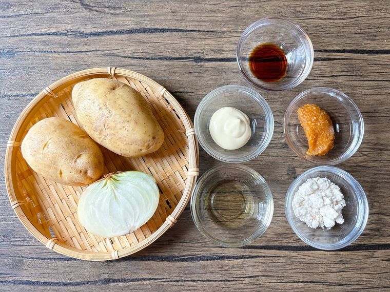 じゃがいもと玉ねぎのみそマヨ炒めの材料