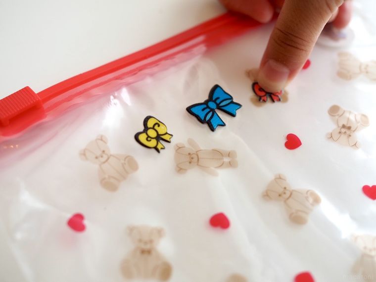 保存袋にシールを貼っているところ