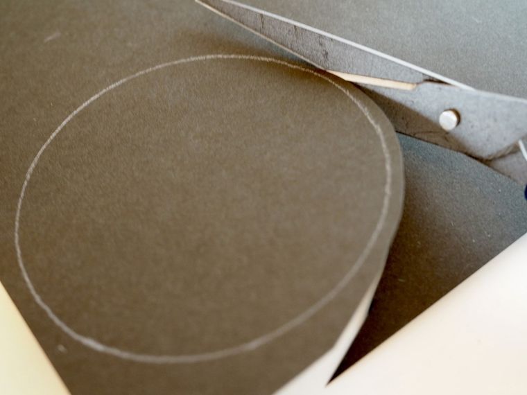 画用紙をカットしているところ