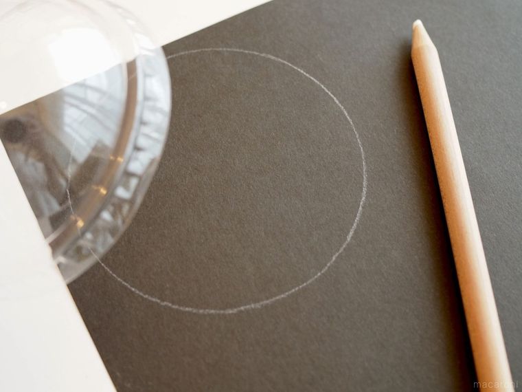 画用紙に丸い型をとったところ