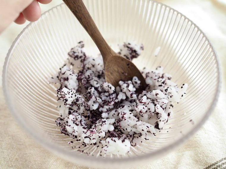 ごはんにゆかりを混ぜたところ