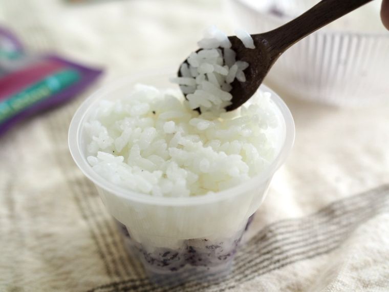 白いごはんを詰めているところ