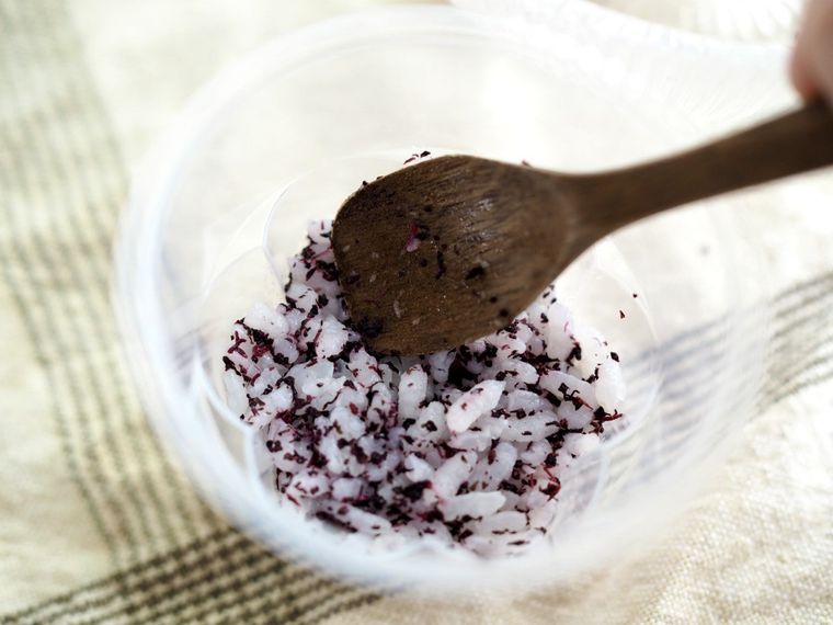 ゆかりごはんを詰めているところ