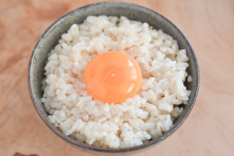 茶碗に入った鶏ガラ卵かけごはん