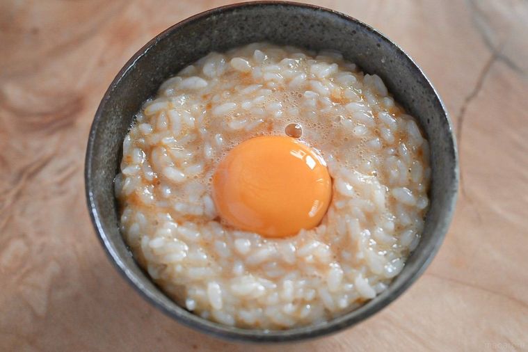 茶碗に入った和風卵かけごはん