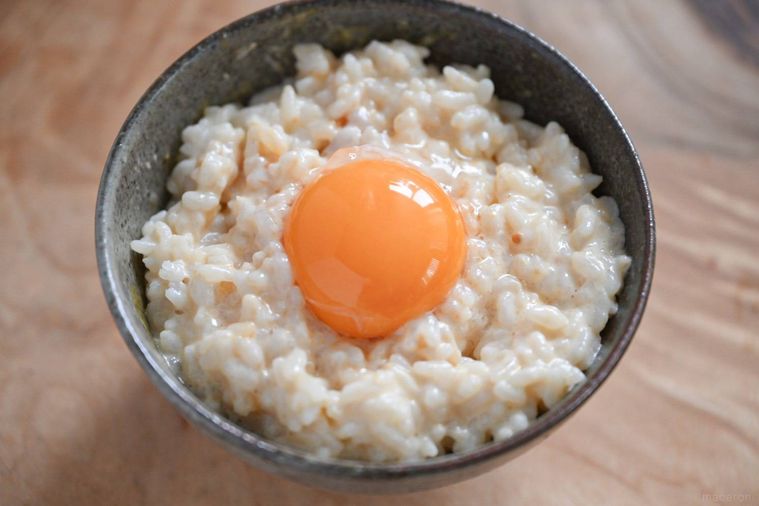 茶碗に入ったみそマヨ卵かけごはん