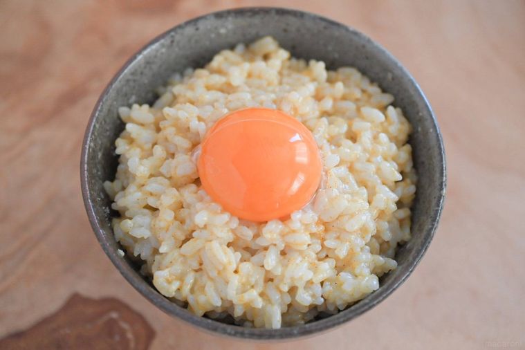 茶碗に入ったカレー卵かけごはん