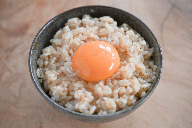 茶碗に入った焼肉のたれ卵かけごはん